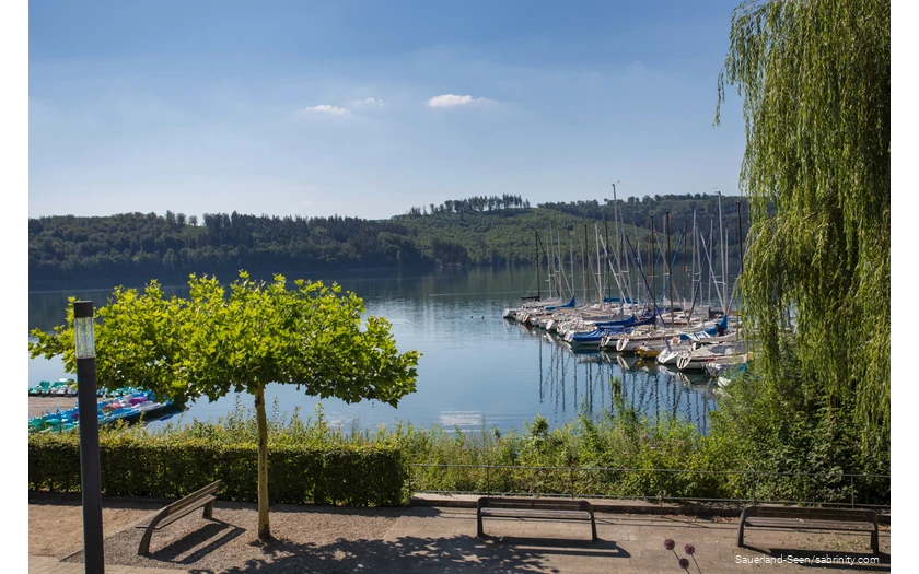 Blick auf den See mit Segelbooten von der Promenade aus