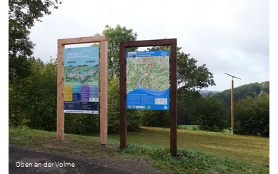 Infotafeln am Rande des Parkplatzes