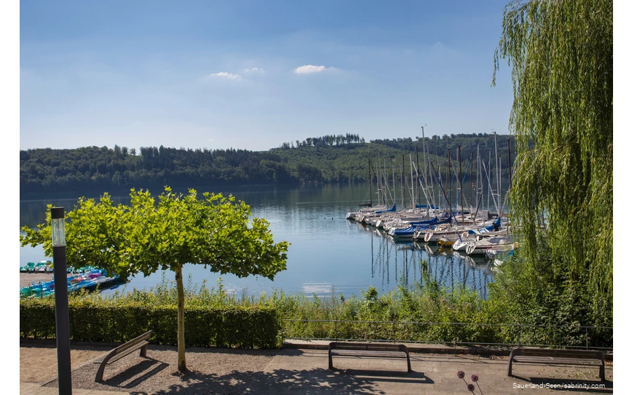 Blick auf den See mit Segelbooten von der Promenade aus