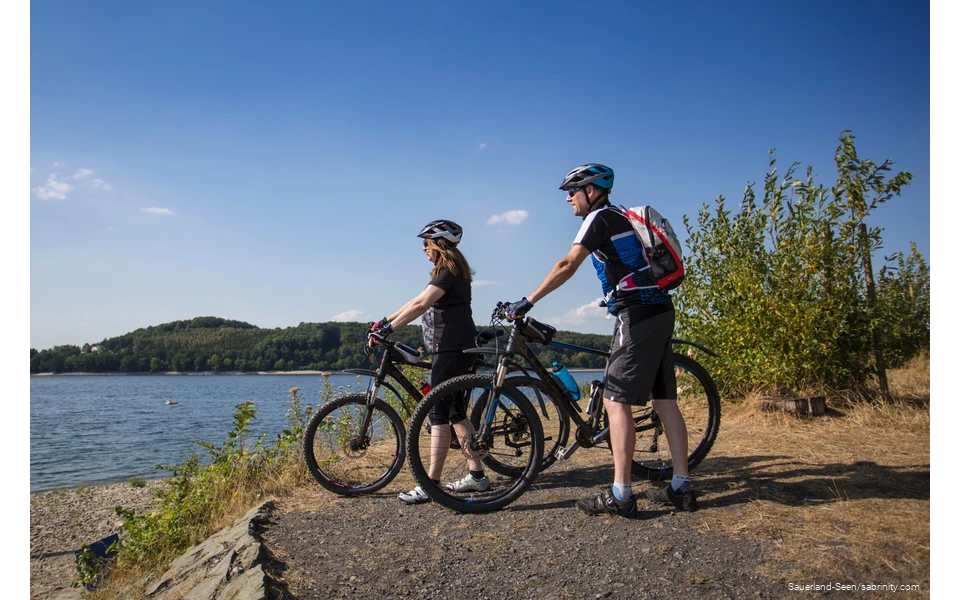 Zwei Mountainbiker schauen aufs Wasser