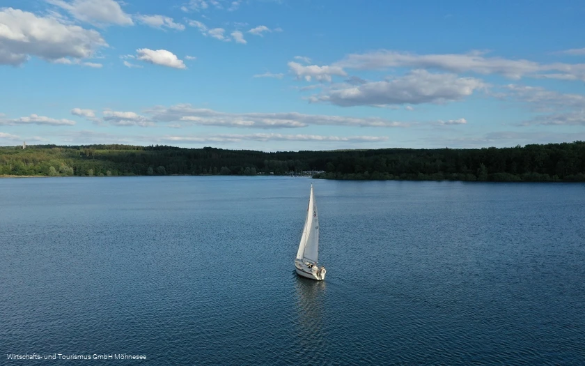Segelboot auf dem Möhnesee