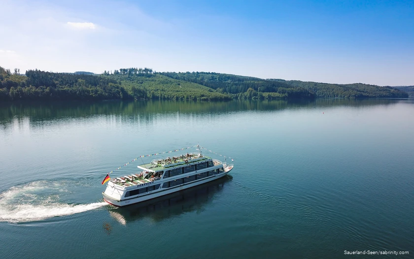 Das weiße Personenschiff kreuzt auf dem Sorpesee