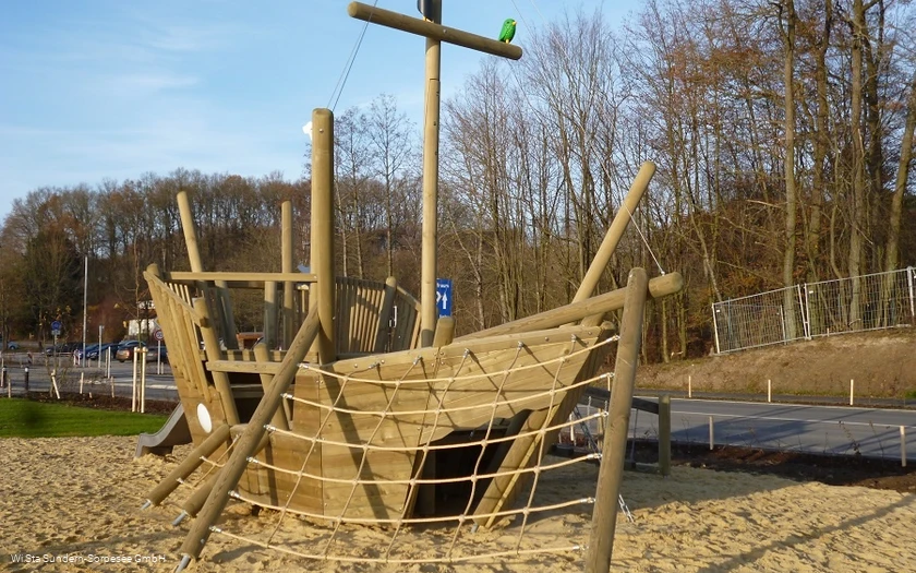 Spielschiff am Airlebnisweg