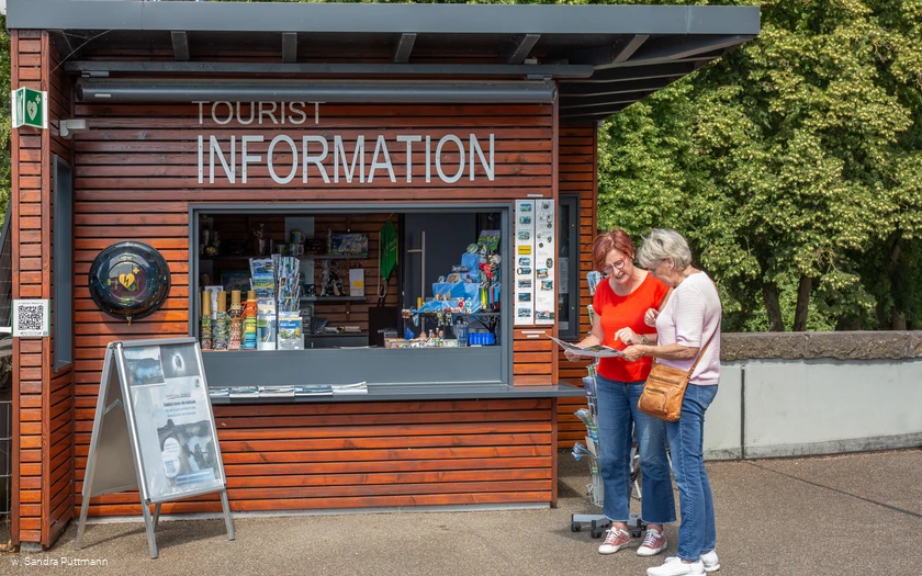 Tourist Info Staumauer Möhnesee Beratung vorne