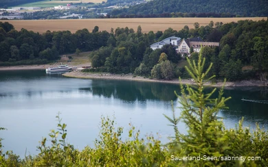 Weitblick auf den See und das Hotel am Ufer
