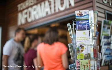 Tourist-Info mit Prospektständer