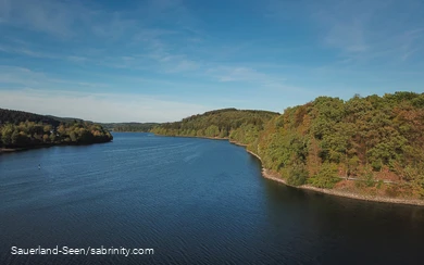 Große Wasserfläche des Biggesees