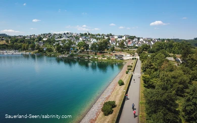 Gut besuchter Damm am Sorpesee von oben