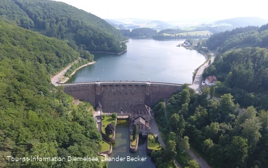Staumauer - Leander Becker.JPG