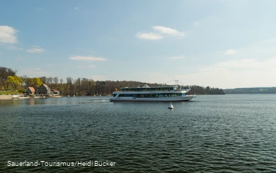Ein Personenschiff auf dem Möhnesee