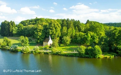 Valentinskapelle am Olper Obersee.jpg