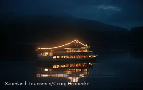 Beleuchtetes Personenschiff auf dem Hennesee