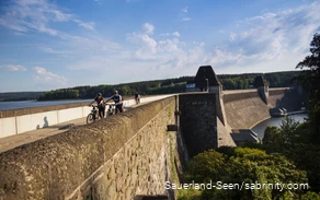 Radfahrer auf dem Hauptdamm des Möhnesees