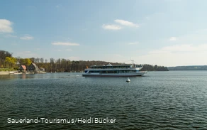 Ein Personenschiff auf dem Möhnesee