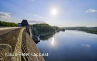 Staumauer mit Ausgleichsweiher