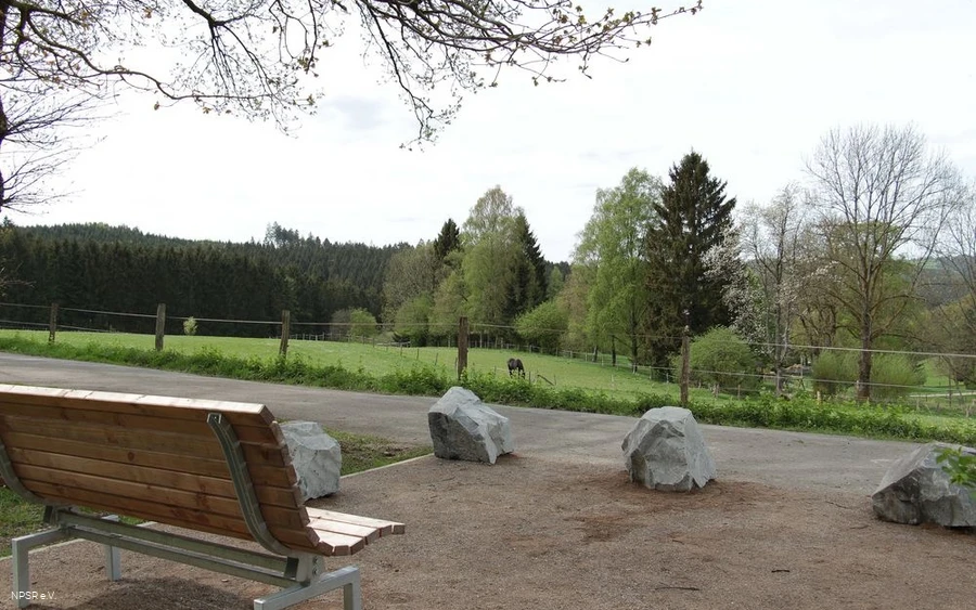 Rastplatz mit Blick zum Dorf Heed