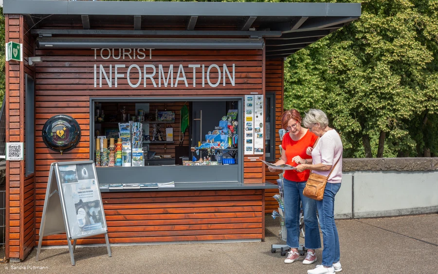 Tourist Info Staumauer Möhnesee Beratung vorne