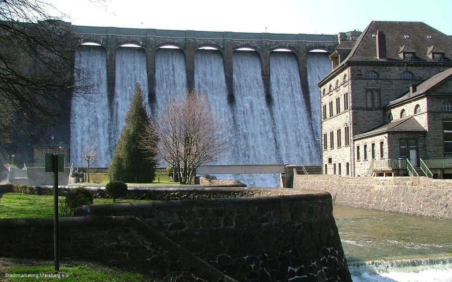 Diemelsee Staummauer überlaufend