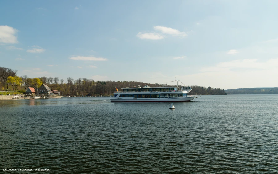 Ein Personenschiff auf dem Möhnesee