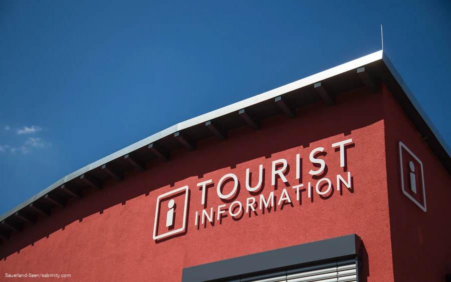 Die rote Tourist-Information am Diemelsee
