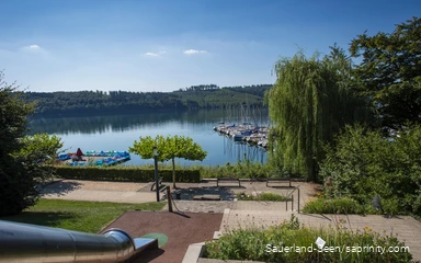 Schön bepflanzte Promenade mit Rutsche