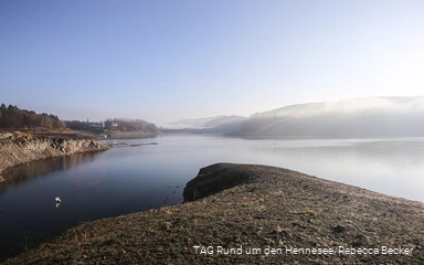 Der stille hennesee am frühen Wintermorgen