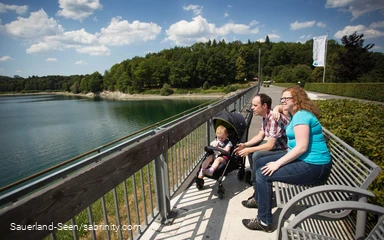 Familie genießt die Pause auf dem Hennedamm