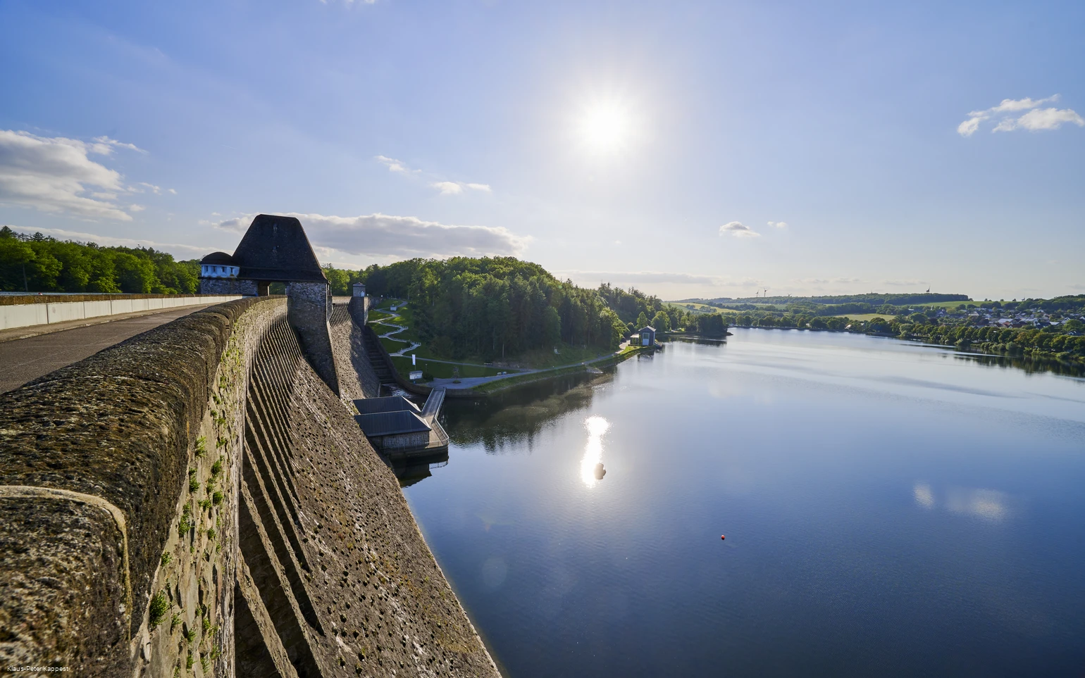 Staumauer mit Ausgleichsweiher