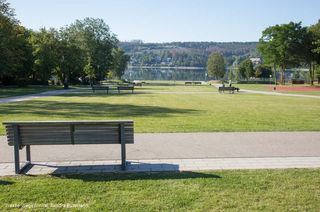 Seepark mit Blick auf den Möhnesee