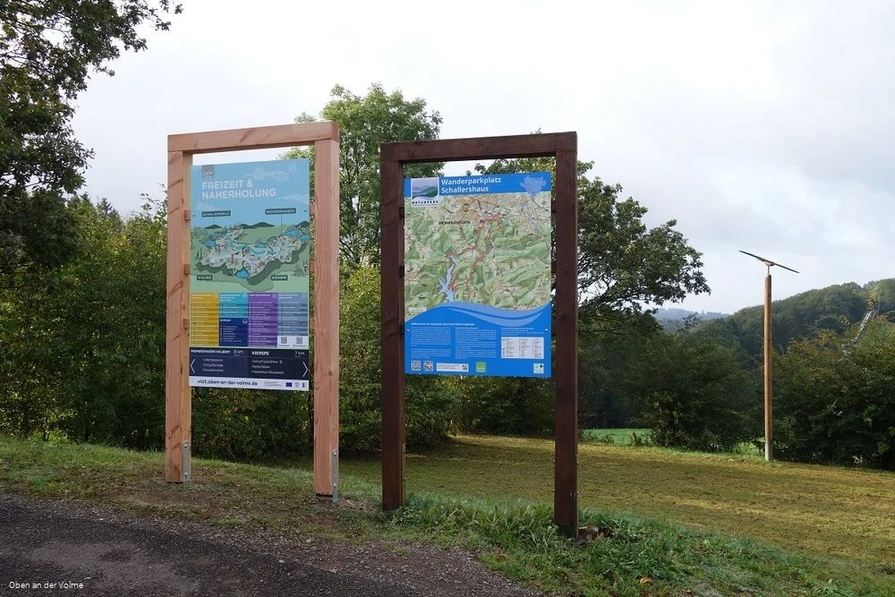 Infotafeln am Rande des Parkplatzes Infotafeln am Rande des Parkplatzes